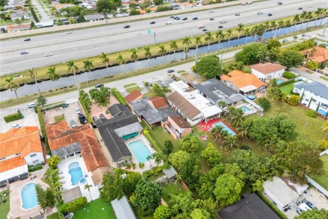 House in Miami, Florida 4 bedrooms, 275.64 sq.m. № 1970865 - photo 28