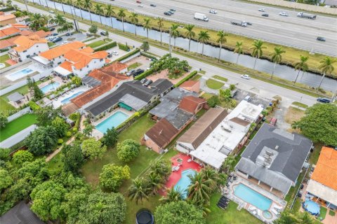 House in Miami, Florida 4 bedrooms, 275.64 sq.m. № 1970865 - photo 30