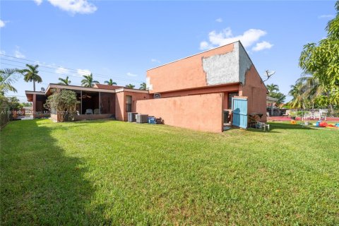House in Miami, Florida 4 bedrooms, 275.64 sq.m. № 1970865 - photo 12