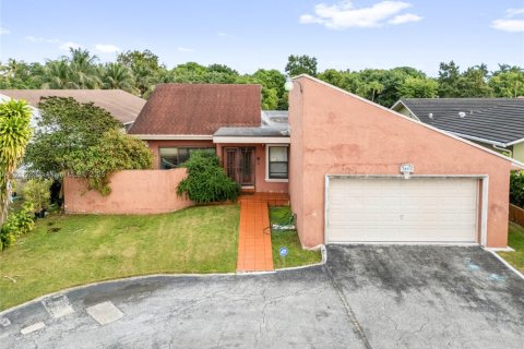 House in Miami, Florida 4 bedrooms, 275.64 sq.m. № 1970865 - photo 7