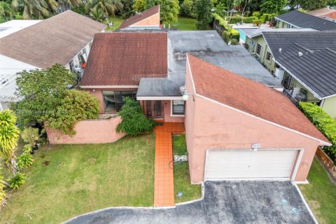 House in Miami, Florida 4 bedrooms, 275.64 sq.m. № 1970865 - photo 8