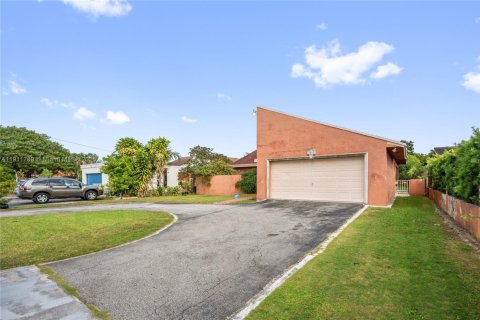 House in Miami, Florida 4 bedrooms, 275.64 sq.m. № 1970865 - photo 6