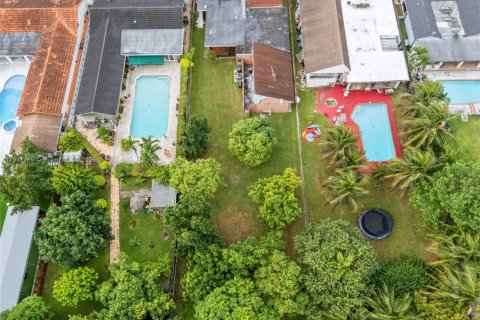 House in Miami, Florida 4 bedrooms, 275.64 sq.m. № 1970865 - photo 25