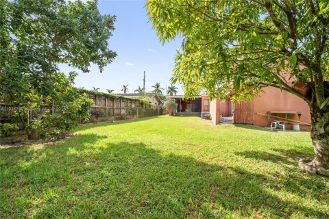 House in Miami, Florida 4 bedrooms, 275.64 sq.m. № 1970865 - photo 14