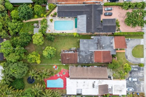 House in Miami, Florida 4 bedrooms, 275.64 sq.m. № 1970865 - photo 23