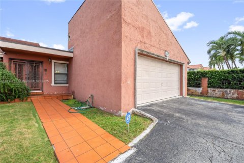 House in Miami, Florida 4 bedrooms, 275.64 sq.m. № 1970865 - photo 10