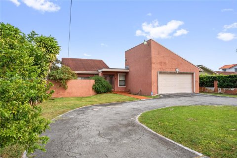 House in Miami, Florida 4 bedrooms, 275.64 sq.m. № 1970865 - photo 2