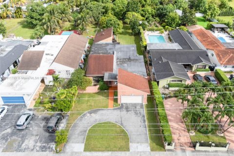 House in Miami, Florida 4 bedrooms, 275.64 sq.m. № 1970865 - photo 19