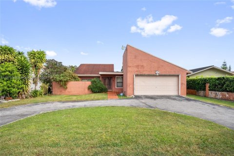 House in Miami, Florida 4 bedrooms, 275.64 sq.m. № 1970865 - photo 4