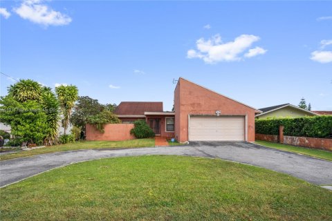 House in Miami, Florida 4 bedrooms, 275.64 sq.m. № 1970865 - photo 3