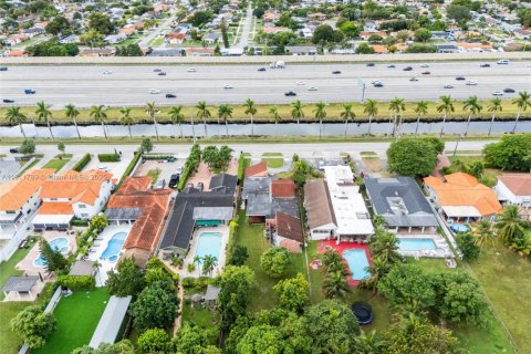 House in Miami, Florida 4 bedrooms, 275.64 sq.m. № 1970865 - photo 27