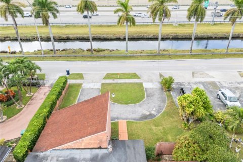 House in Miami, Florida 4 bedrooms, 275.64 sq.m. № 1970865 - photo 18