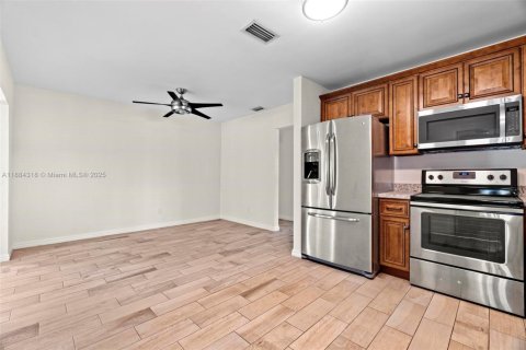 Снять в аренду виллу или дом в Дания-Бич, Флорида 3 спальни, 137.5м2, № 1931013 - фото 10