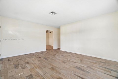 Снять в аренду виллу или дом в Дания-Бич, Флорида 3 спальни, 137.5м2, № 1931013 - фото 7