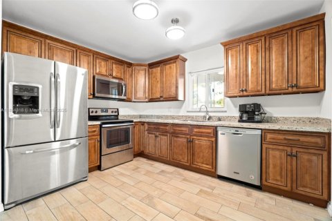 Снять в аренду виллу или дом в Дания-Бич, Флорида 3 спальни, 137.5м2, № 1931013 - фото 11