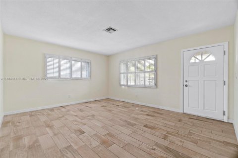 Снять в аренду виллу или дом в Дания-Бич, Флорида 3 спальни, 137.5м2, № 1931013 - фото 6