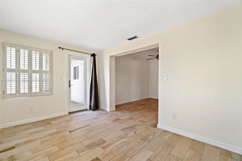 Снять в аренду виллу или дом в Дания-Бич, Флорида 3 спальни, 137.5м2, № 1931013 - фото 5