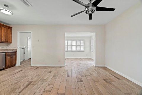 Снять в аренду виллу или дом в Дания-Бич, Флорида 3 спальни, 137.5м2, № 1931013 - фото 8