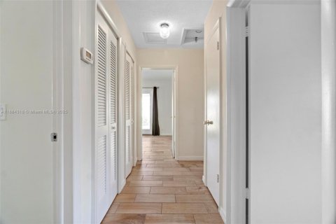 Снять в аренду виллу или дом в Дания-Бич, Флорида 3 спальни, 137.5м2, № 1931013 - фото 15