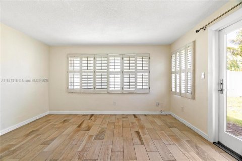 Снять в аренду виллу или дом в Дания-Бич, Флорида 3 спальни, 137.5м2, № 1931013 - фото 14