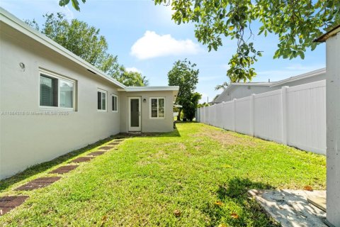 Снять в аренду виллу или дом в Дания-Бич, Флорида 3 спальни, 137.5м2, № 1931013 - фото 27