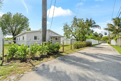 Снять в аренду виллу или дом в Дания-Бич, Флорида 3 спальни, 137.5м2, № 1931013 - фото 29