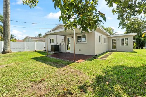 Снять в аренду виллу или дом в Дания-Бич, Флорида 3 спальни, 137.5м2, № 1931013 - фото 26