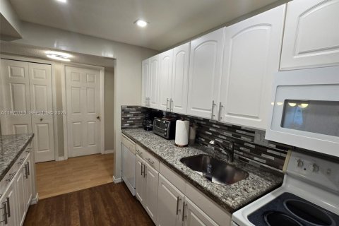 Купить кондоминиум в Уэстон, Флорида 2 спальни, 102.75м2, № 2040059 - фото 8