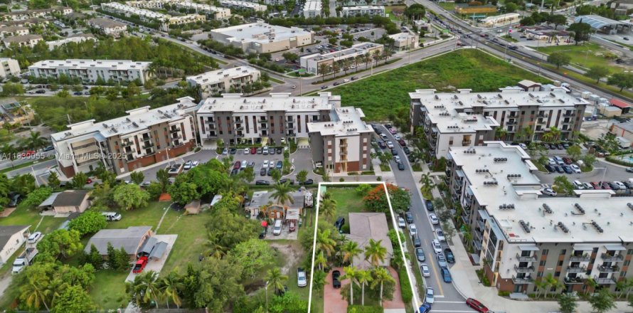 Commercial property in Homestead, Florida № 1807818