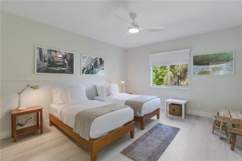 House in Hollywood, Florida 3 bedrooms, 197.51 sq.m. № 1938087 - photo 17