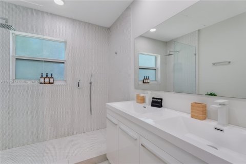 House in Hollywood, Florida 3 bedrooms, 197.51 sq.m. № 1938087 - photo 15