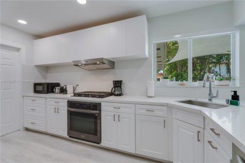 House in Hollywood, Florida 3 bedrooms, 197.51 sq.m. № 1938087 - photo 10