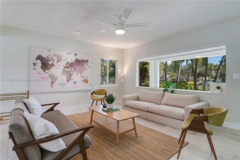 House in Hollywood, Florida 3 bedrooms, 197.51 sq.m. № 1938087 - photo 2