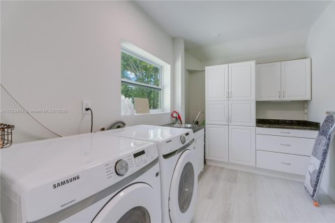 House in Hollywood, Florida 3 bedrooms, 197.51 sq.m. № 1938087 - photo 12