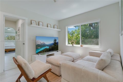 House in Hollywood, Florida 3 bedrooms, 197.51 sq.m. № 1938087 - photo 8