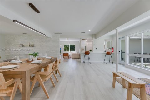 House in Hollywood, Florida 3 bedrooms, 197.51 sq.m. № 1938087 - photo 7