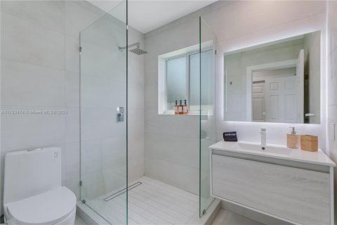 House in Hollywood, Florida 3 bedrooms, 197.51 sq.m. № 1938087 - photo 19