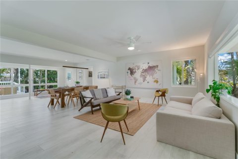 House in Hollywood, Florida 3 bedrooms, 197.51 sq.m. № 1938087 - photo 3