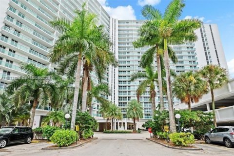 Снять в аренду кондоминиум в Санни-Айлс-Бич, Флорида 2 спальни, 126.07м2, № 2042573 - фото 30