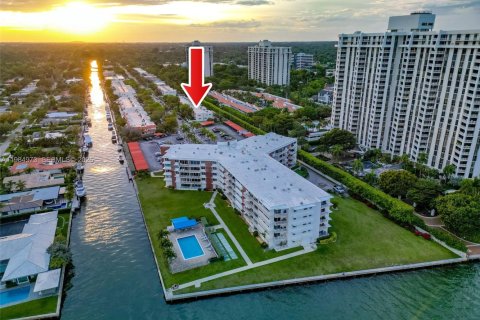Condo in Miami Shores, Florida, 3 bedrooms № 2046815 - photo 2