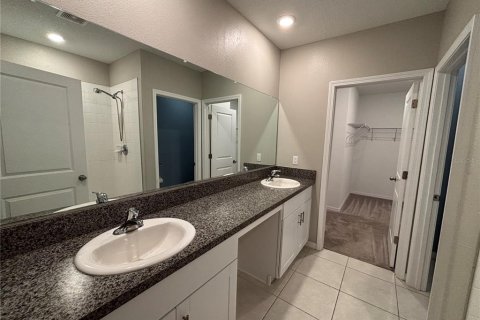 House in New Port Richey, Florida 5 bedrooms, 221.94 sq.m. № 1910653 - photo 15