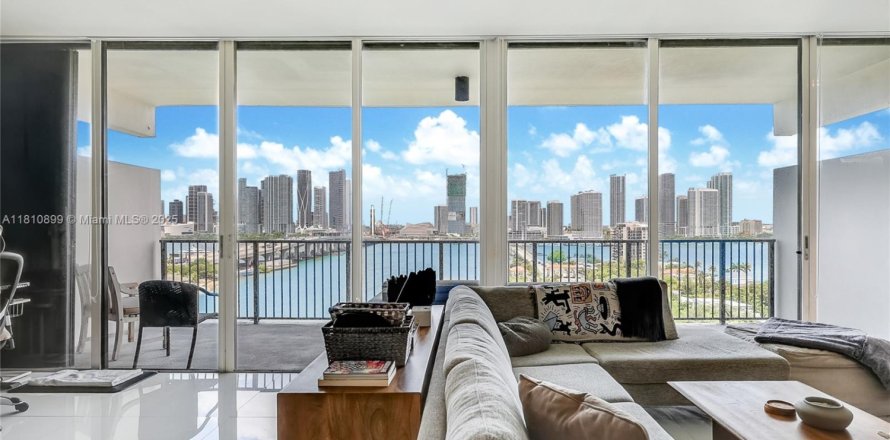 Кондоминиум с 1 спальней в Майами, Флорида № 1958651