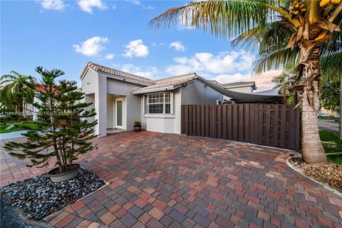 Villa ou maison à vendre à Miami, Floride: 3 chambres, 113.62 m2 № 1956751 - photo 2
