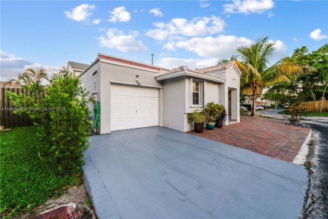 Villa ou maison à vendre à Miami, Floride: 3 chambres, 113.62 m2 № 1956751 - photo 3