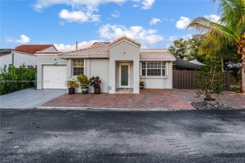 Villa ou maison à vendre à Miami, Floride: 3 chambres, 113.62 m2 № 1956751 - photo 1