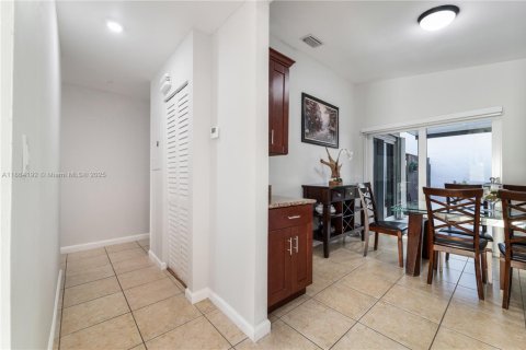 Villa ou maison à vendre à Miami, Floride: 3 chambres, 113.62 m2 № 1956751 - photo 6