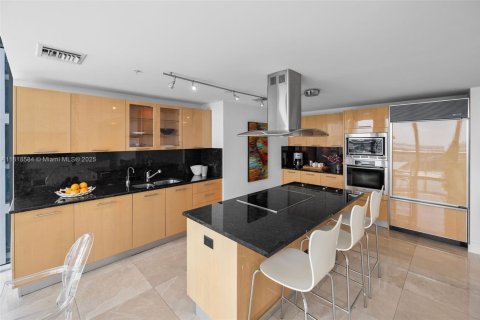 Condo in Miami Beach, Florida, 2 bedrooms  № 1934712 - photo 17