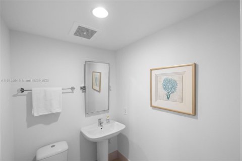 Condo in Miami Beach, Florida, 2 bedrooms  № 1934712 - photo 29