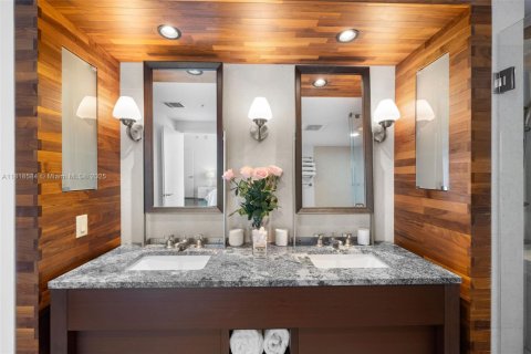 Condo in Miami Beach, Florida, 2 bedrooms  № 1934712 - photo 12