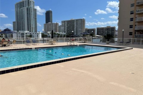 Condominio en venta en Hallandale Beach, Florida, 2 dormitorios, 116.13 m2 № 1860626 - foto 1